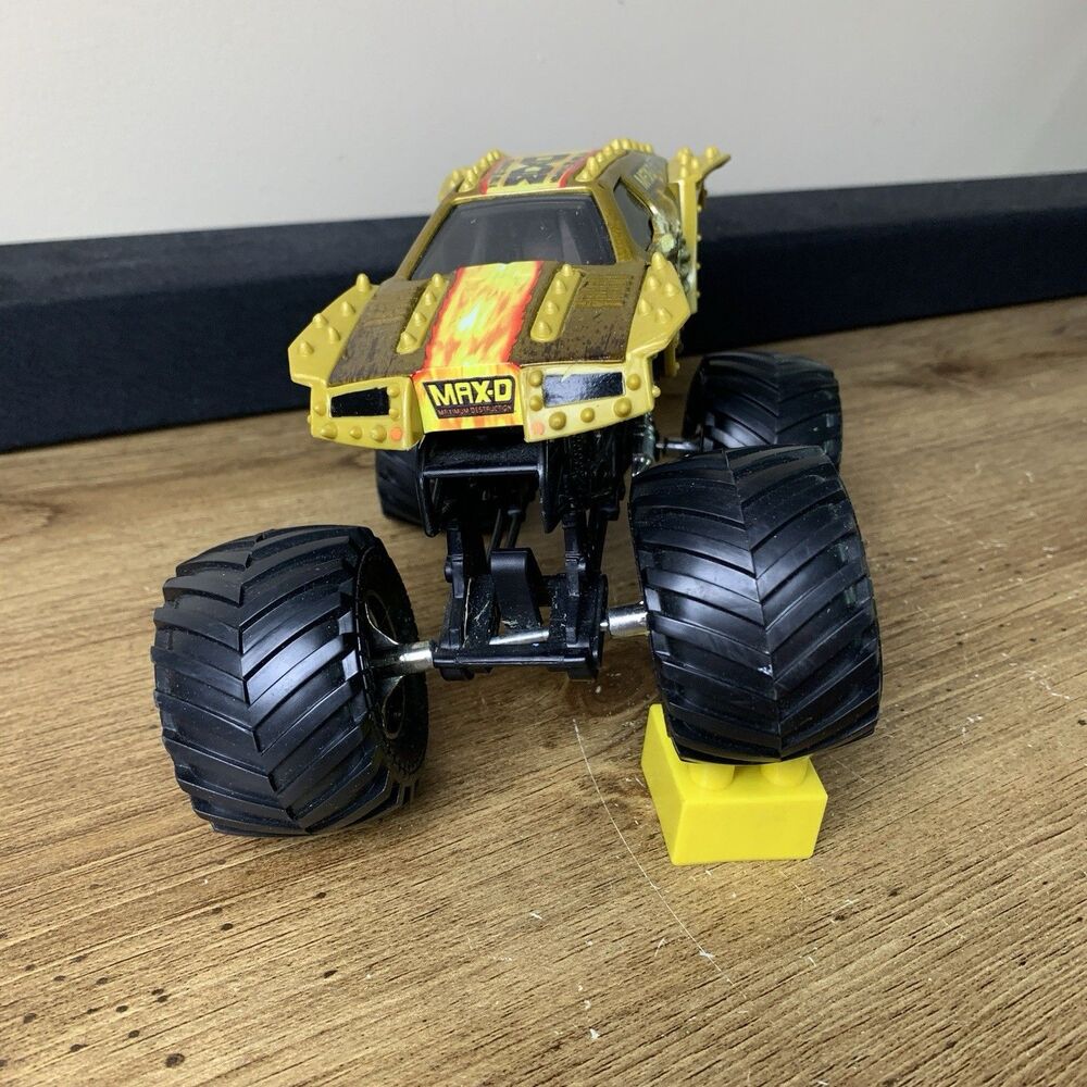 Monster Jam MAX-D Gold Large Scale 1:24 Spin Master Die-Cast Monster Truck